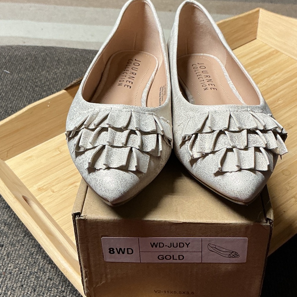 Journee Collection Women's Cream and Gold Ruffle Flats